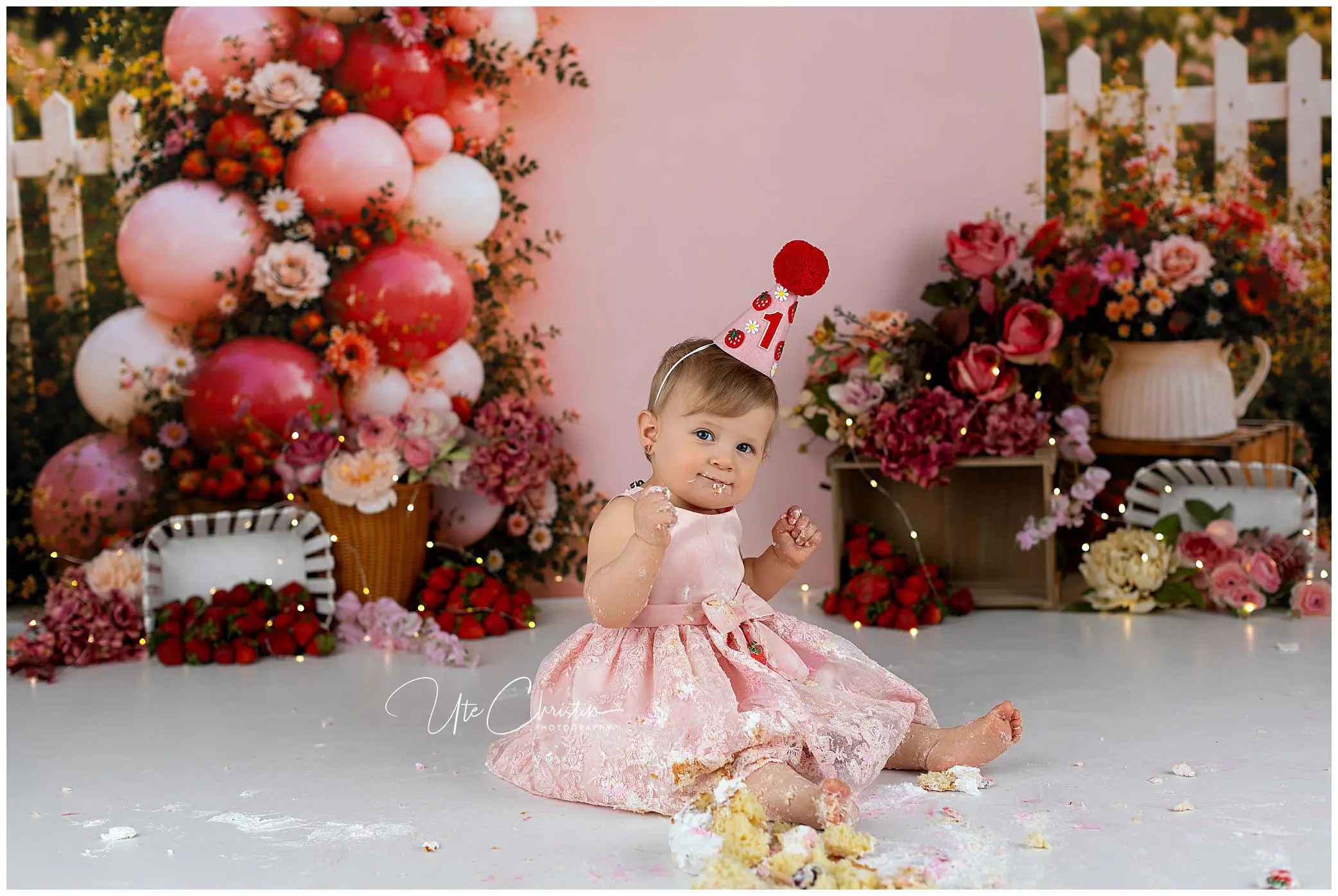 strawberry-fields-inspired-cake-smash_0162.jpg