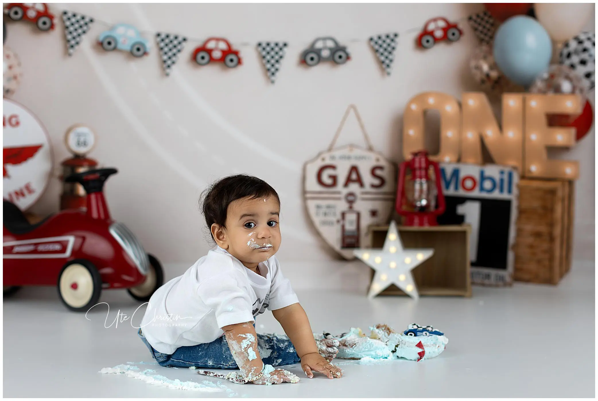 red-car-gas-station-cake-smash_0074.jpg